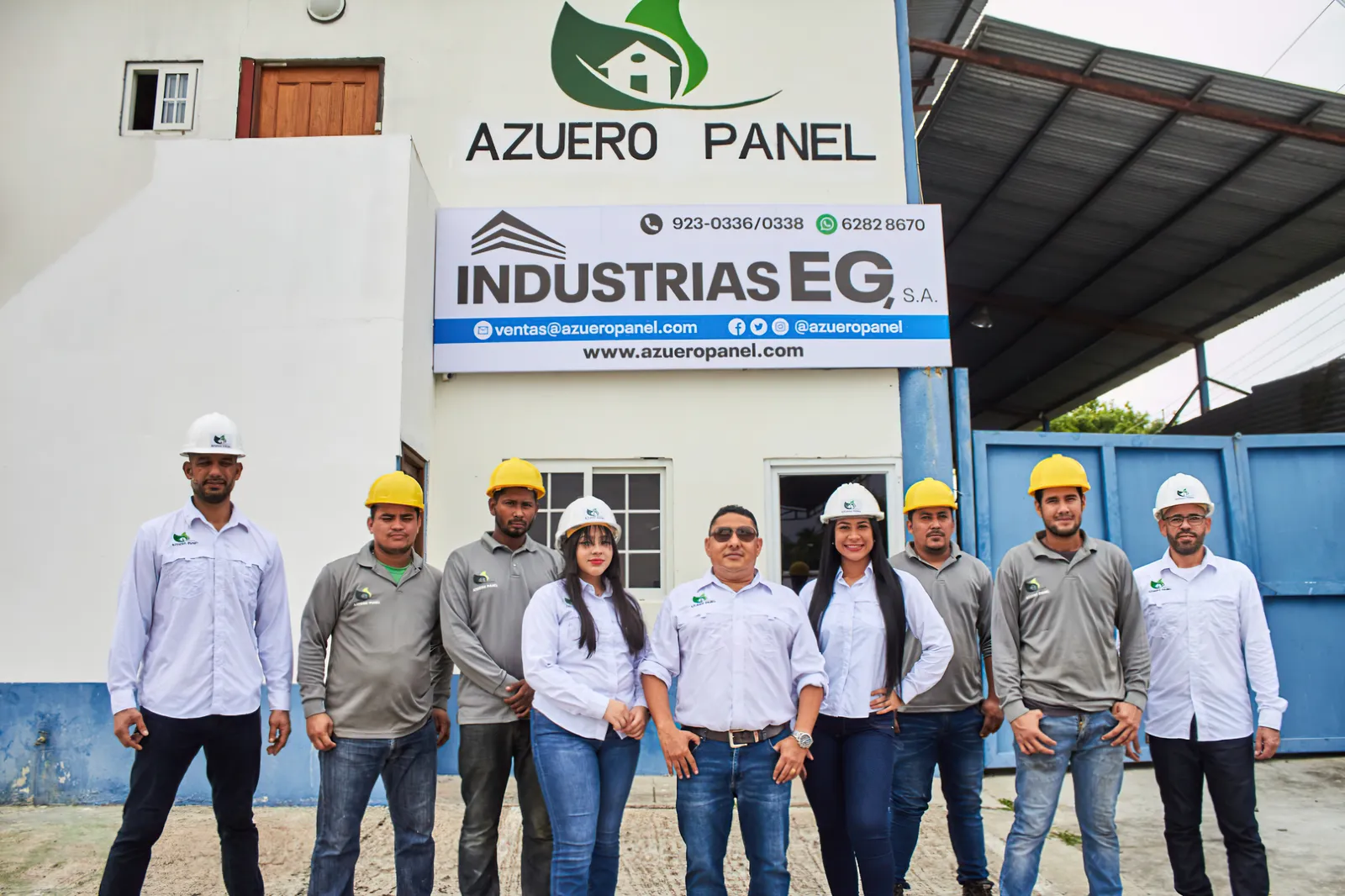 Equipo completo de Azuero Panel frente a la fachada de la planta