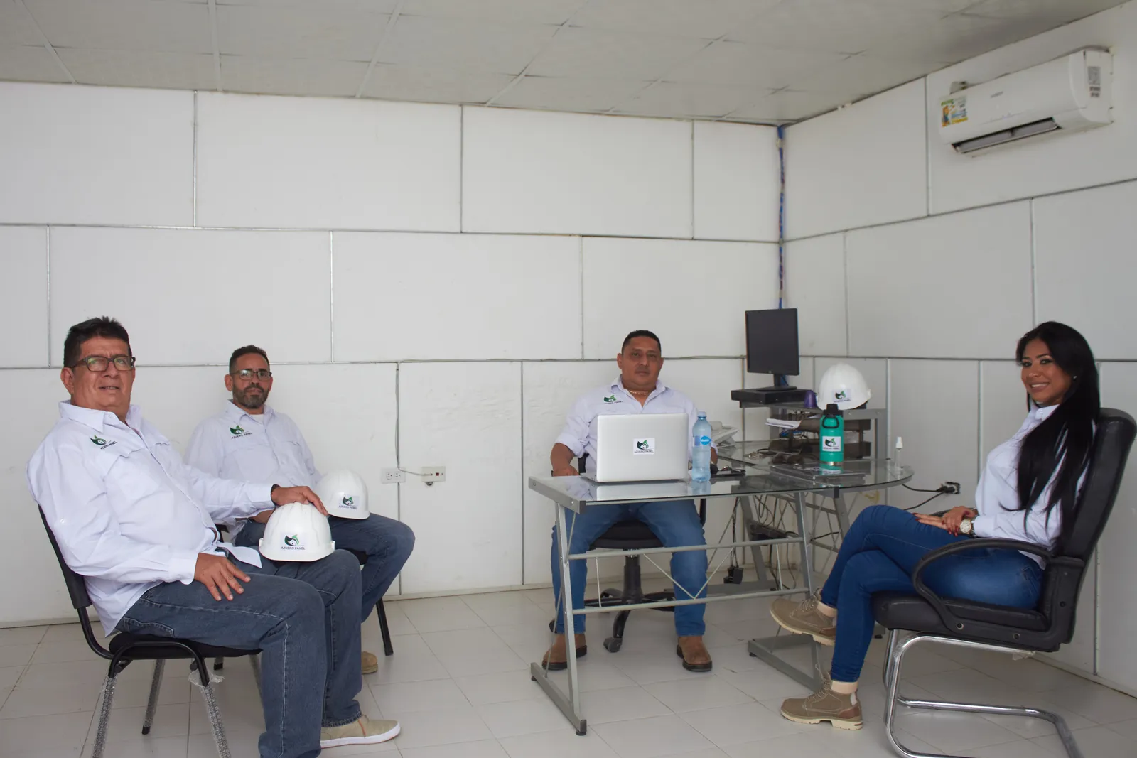 Equipo de Azuero Panel reunido en la oficina de la planta