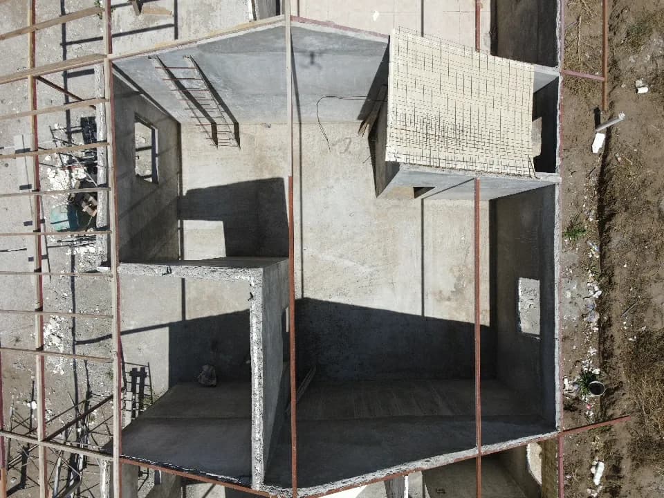 Vista cenital de losa y paneles de entrepiso en obra real